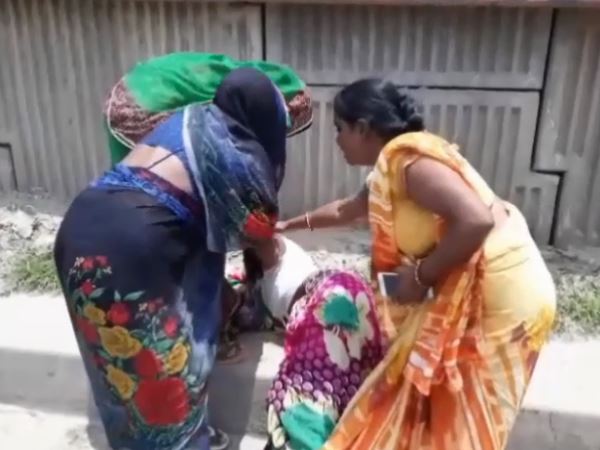 VIDEO: कांग्रेस नेता ने महिलाओं को रायफल की बट से जमकर पीटा VIDEO: कांग्रेस नेता ने महिलाओं को रायफल की बट से जमकर पीटा