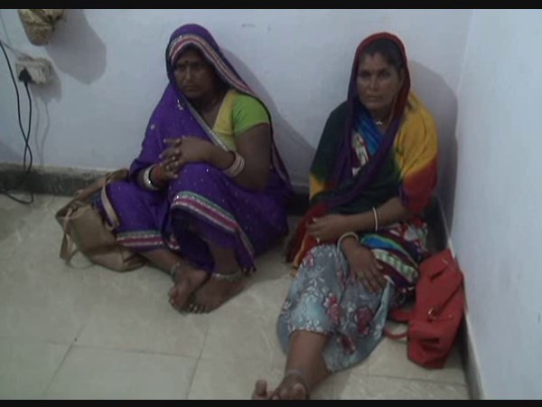 VIDEO: चोर महिलाओं का पकड़ा गया गैंग, जेवर ऐसे चुराती जैसे दिल! VIDEO: चोर महिलाओं का पकड़ा गया गैंग, जेवर ऐसे चुराती जैसे दिल!