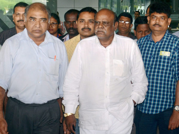 जस्टिस कर्णन ने लगाई राष्ट्रपति कोविंद से माफी की गुहार जस्टिस कर्णन ने लगाई राष्ट्रपति कोविंद से माफी की गुहार