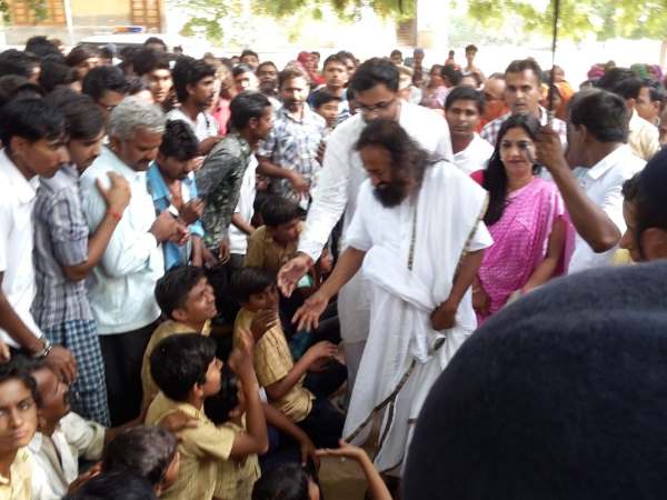 Sri Sri Ravi Shankar Meets Gujarat Flood Victims Sri Sri Ravi Shankar Meets Gujarat Flood Victims