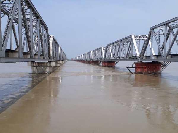 बाढ़ के पानी में समा गए मकान