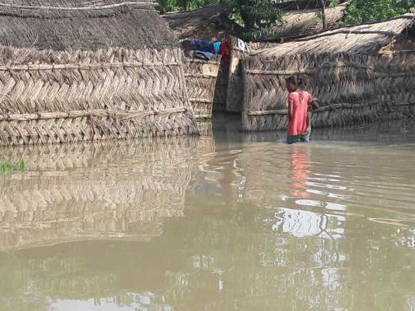 बाढ़ के पानी से ये गांव घिरे