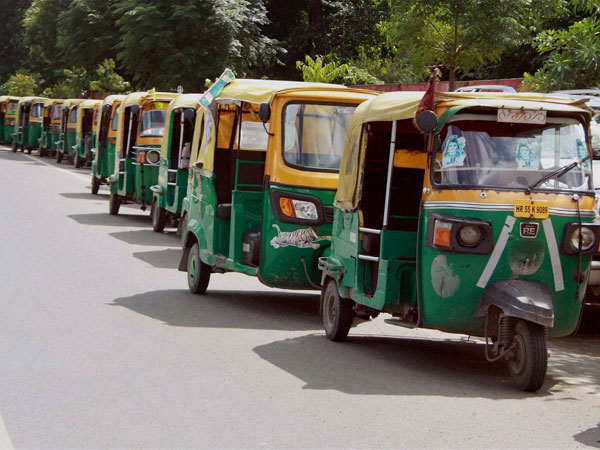 ऑटो ड्राइवर को बांधी राखी