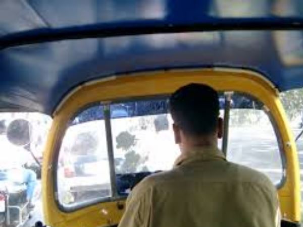 ऑटो में छोड़ा 4 लाख की ज्वैलरी से भरा बैग