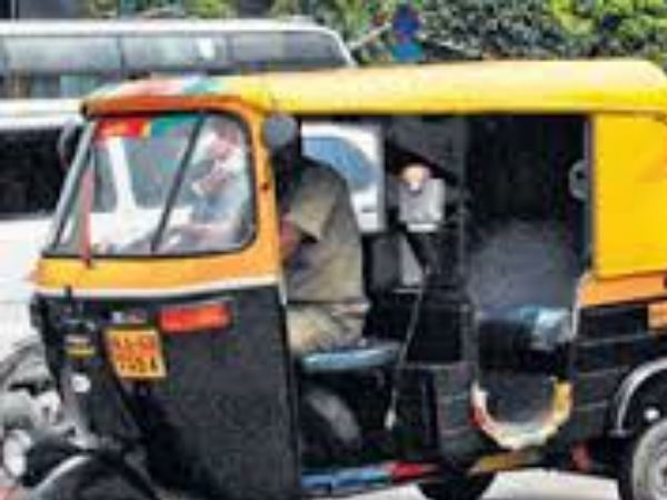 ऑटो ड्राइवर ने दिखाई ईमानदारी