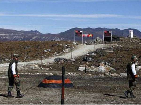 हेलीकॉप्टर से गिराया गया राशन