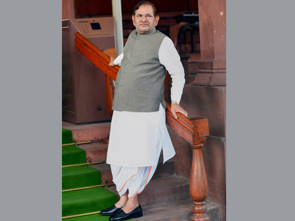नीतीश ने शरद के पर कतरे