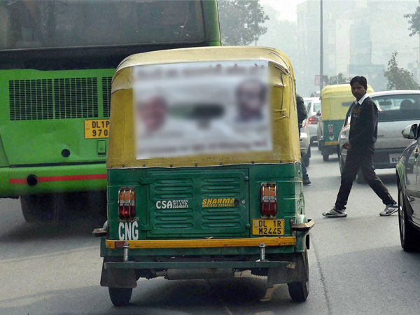 दिल्ली में अपना पर्स बचाने के चक्कर में ऑटो से गिरी महिला, सिर में गंभीर चोटे दिल्ली में अपना पर्स बचाने के चक्कर में ऑटो से गिरी महिला, सिर में गंभीर चोटे