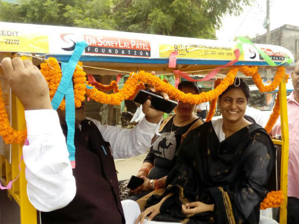 स्वच्छता मिशन कार्यक्रम के तहत दिखायी जा रही फिल्म