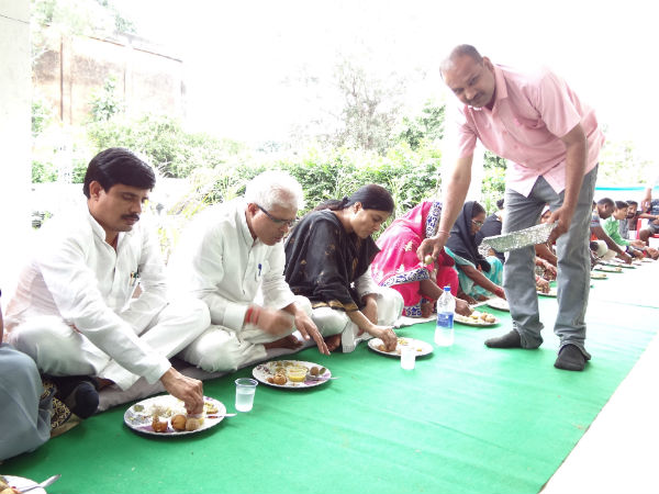 नगर पालिका के सफाईकर्मियों के साथ मंत्री ने किया सहभोज