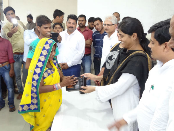 अनुप्रिया ने मन की बात सुनने को दिया रेडियो