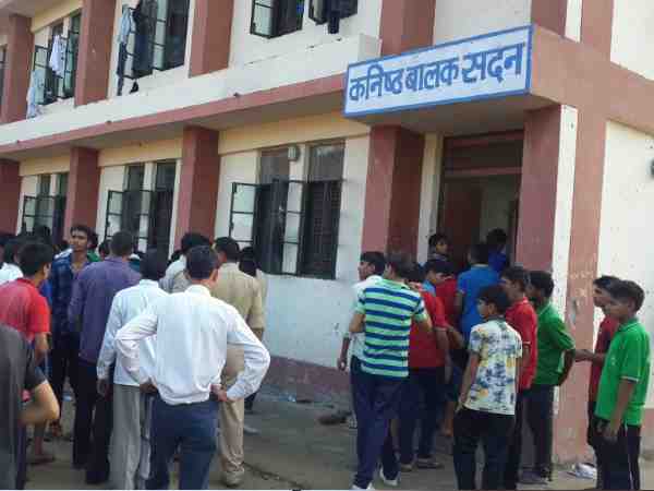 छात्रों के निलंबन के बाद हुआ बवाल