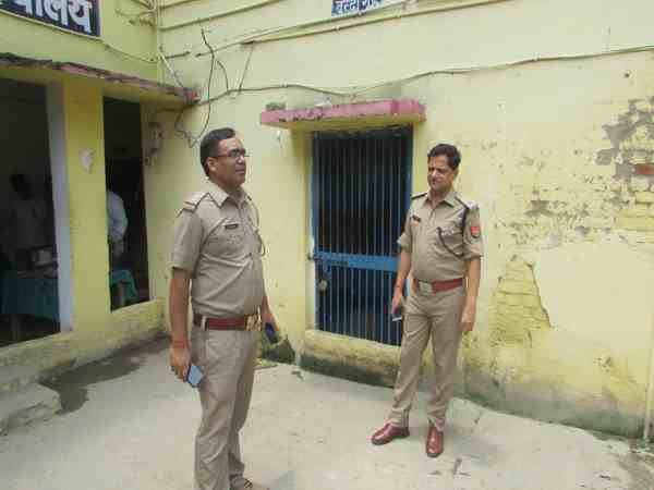 शौच करने का बहाना बना जेल से फरार हुआ मुल्जिम, मचा हड़कंप शौच करने का बहाना बना जेल से फरार हुआ मुल्जिम, मचा हड़कंप