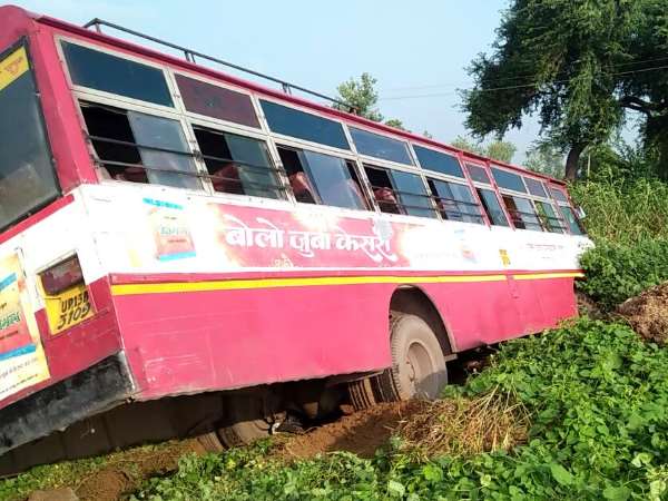 बस चालक मौके से हुआ फरार