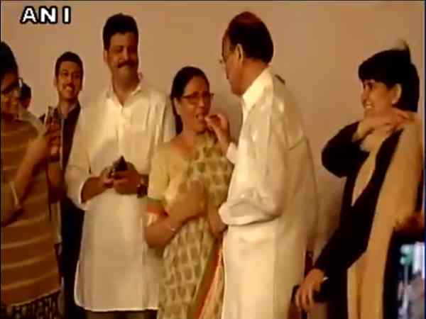 VIDEO: उपराष्ट्रपति बने वेंकैया नायडू को पत्नी ने हाथों से मिठाई खिला दी शुभकामनाएं VIDEO: उपराष्ट्रपति बने वेंकैया नायडू को पत्नी ने हाथों से मिठाई खिला दी शुभकामनाएं