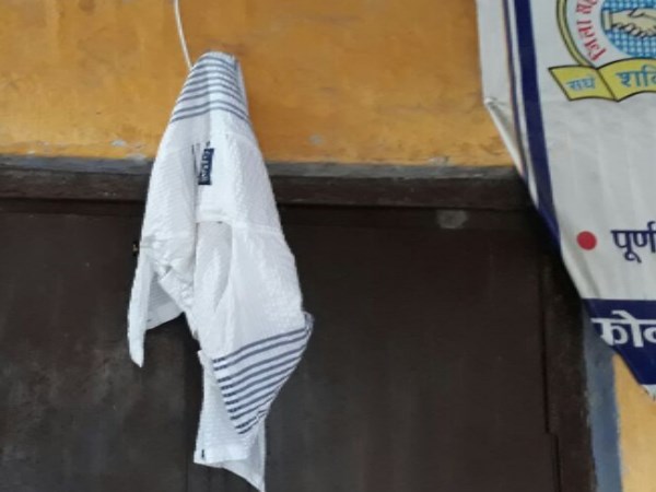 आखिरकार चोरों ने बैंक के बाहर क्यों टांग दिए ये दो रंग के रुमाल...? आखिरकार चोरों ने बैंक के बाहर क्यों टांग दिए ये दो रंग के रुमाल...?