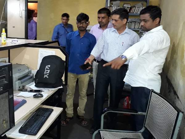 आखिरकार चोरों ने बैंक के बाहर क्यों टांग दिए ये दो रंग के रुमाल...? आखिरकार चोरों ने बैंक के बाहर क्यों टांग दिए ये दो रंग के रुमाल...?
