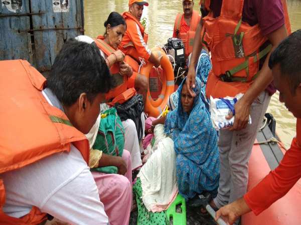 Woman trapped in a gruesome flood give birth to child in a boat Woman trapped in a gruesome flood give birth to child in a boat