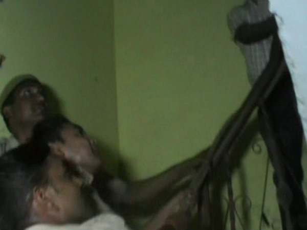 VIDEO: सांड चढ़ा दूसरी मंजिल, फिर उतरा कैसे वो देखिए... VIDEO: सांड चढ़ा दूसरी मंजिल, फिर उतरा कैसे वो देखिए...