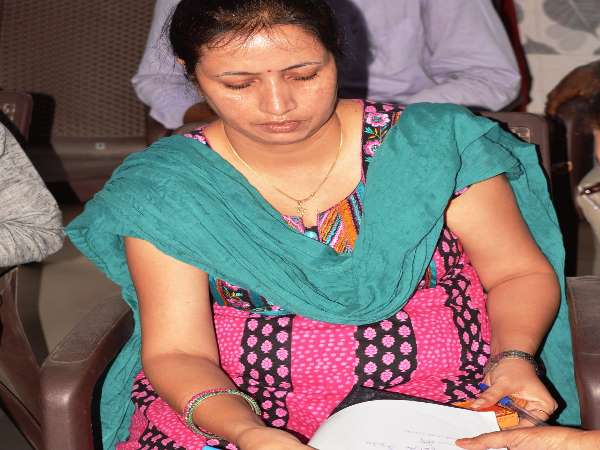 Woman clerk caught in bribery at office Woman clerk caught in bribery at office