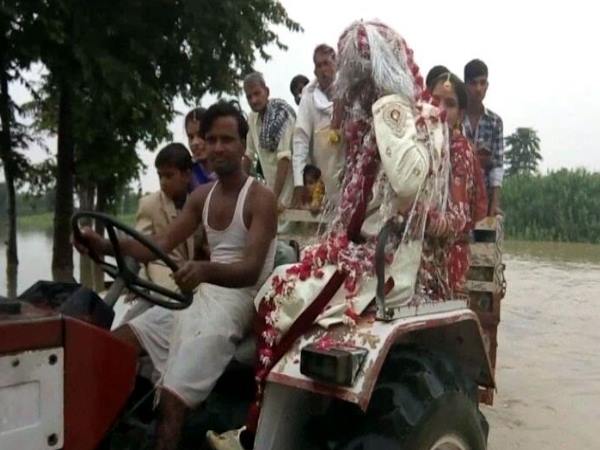 Groom in flood to take his bride Groom in flood to take his bride