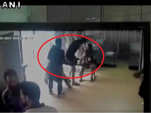 WATCH:Terrorists tried to snatch rifle of bank guard in Budgam district's WATCH:Terrorists tried to snatch rifle of bank guard in Budgam district's