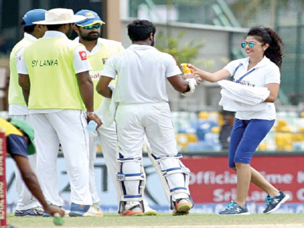 INDvSL: जब मैदान पर ड्रिंक्स लेकर पहुंची खूबसूरत लड़कियां, देखते रह गए खिलाड़ी! INDvSL: जब मैदान पर ड्रिंक्स लेकर पहुंची खूबसूरत लड़कियां, देखते रह गए खिलाड़ी!