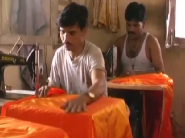 VIDEO: कृष्ण जन्माष्टमी पर मथुरा में भगवान पहनते हैं जो पोशाक, उसका है सपने में आने का राज! VIDEO: कृष्ण जन्माष्टमी पर मथुरा में भगवान पहनते हैं जो पोशाक, उसका है सपने में आने का राज!