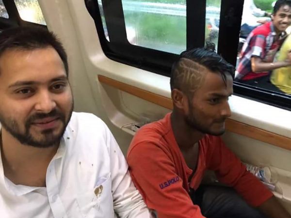 PICs: लालू का सामने आया फैन तेजस्वी हो गए एक्साइटेड PICs: लालू का सामने आया फैन तेजस्वी हो गए एक्साइटेड