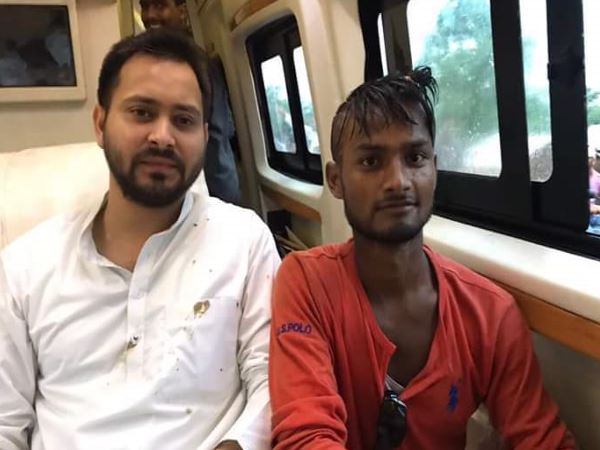 PICs: लालू का सामने आया फैन तेजस्वी हो गए एक्साइटेड PICs: लालू का सामने आया फैन तेजस्वी हो गए एक्साइटेड