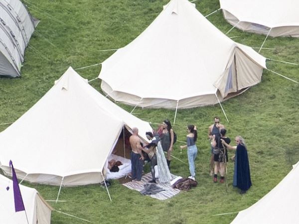 Man dies and woman unconscious in adult camp Man dies and woman unconscious in adult camp