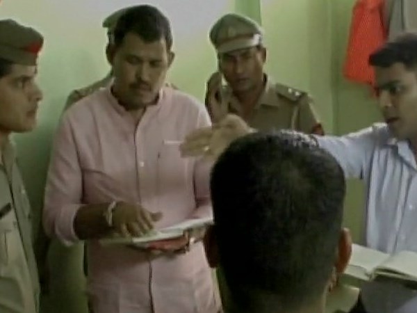 UP: बेखौफ बदमाशों की करतूत, साहिबाबाद में लड़की को मारी गोली UP: बेखौफ बदमाशों की करतूत, साहिबाबाद में लड़की को मारी गोली