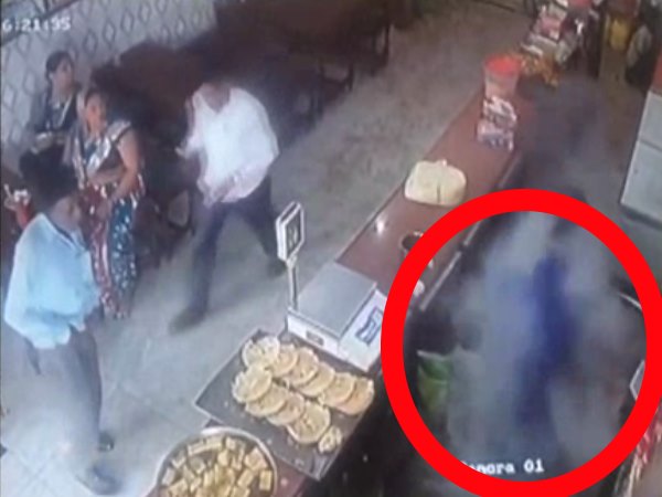 VIDEO: रेस्टोरेंट मालिक की जेब में फटा ओप्पो फोन, मचा हड़कंप VIDEO: रेस्टोरेंट मालिक की जेब में फटा ओप्पो फोन, मचा हड़कंप
