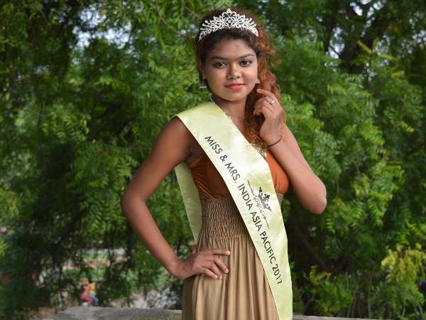 Girl of Uttar Pradesh awarded for best body figure in Thailand Girl of Uttar Pradesh awarded for best body figure in Thailand