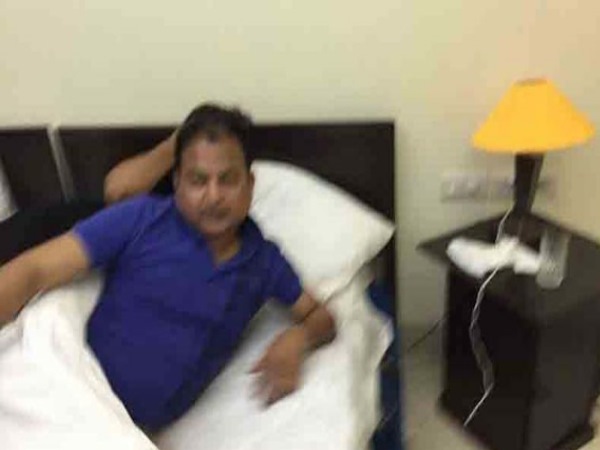 PICs: शराब का नशा और लड़कियों का साथ...ले डूबा अधिकारी जी को! PICs: शराब का नशा और लड़कियों का साथ...ले डूबा अधिकारी जी को!
