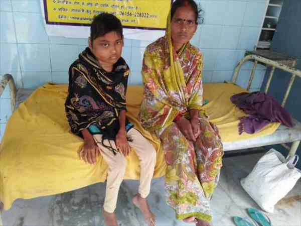कैंसर पीड़ित बच्ची को सड़क किनारे तड़पता छोड़ फरार हुए मां-बाप कैंसर पीड़ित बच्ची को सड़क किनारे तड़पता छोड़ फरार हुए मां-बाप