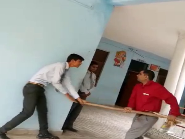 VIDEO: डंडा टूट जाने पर लाठी बरसाने वाला प्रिंसिपल, कांप जाएंंगे आप! VIDEO: डंडा टूट जाने पर लाठी बरसाने वाला प्रिंसिपल, कांप जाएंंगे आप!