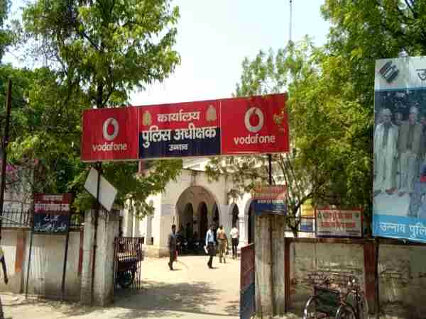 फटे कपड़ों में घर पहुंची महिला, गांव के ही चार लड़कों ने किया रेप फटे कपड़ों में घर पहुंची महिला, गांव के ही चार लड़कों ने किया रेप