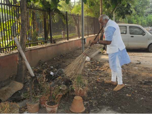 Woman Officer punish an employee for break Swachch mission pride Woman Officer punish an employee for break Swachch mission pride