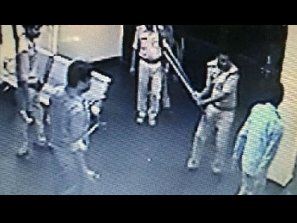 टोल प्लाजा पर पुलिस का तांडव, मारपीट के बाद लूट लिया कैश टोल प्लाजा पर पुलिस का तांडव, मारपीट के बाद लूट लिया कैश