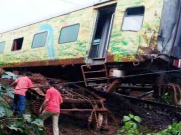 ट्रेन हादसा: टिटवाला के पास दुरंतो एक्सप्रेस पटरी से उतरी ट्रेन हादसा: टिटवाला के पास दुरंतो एक्सप्रेस पटरी से उतरी