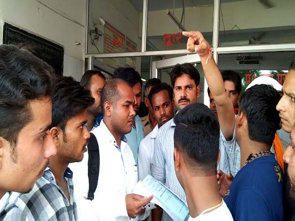 Hindu Yuva Wahini fight with Doctor in Hospital Hindu Yuva Wahini fight with Doctor in Hospital