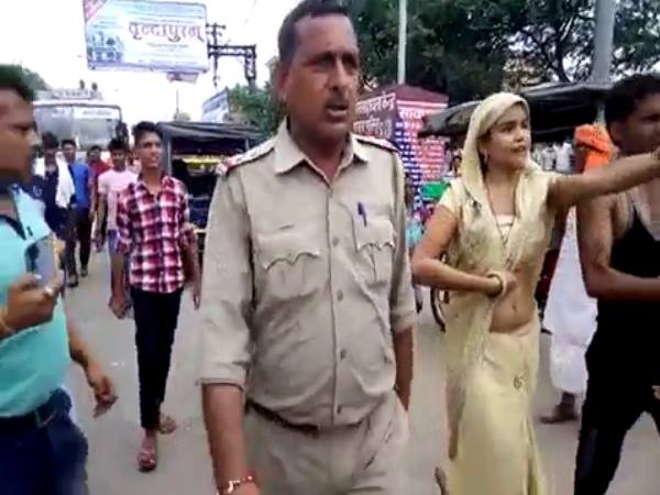 VIDEO: कृष्ण की नगरी में यूपी पुलिस के खिलाफ महिला का हाई वोल्टेज ड्रामा VIDEO: कृष्ण की नगरी में यूपी पुलिस के खिलाफ महिला का हाई वोल्टेज ड्रामा