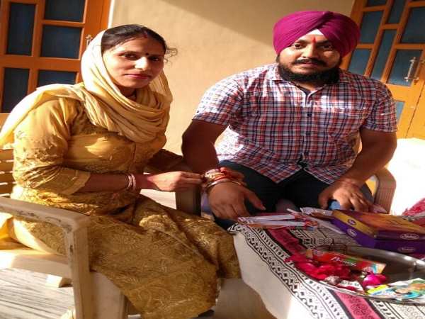 PICs: जिंदगी की जंग हार चुकी मां को नहीं आया दो साल के मासूम बच्चे पर तरस PICs: जिंदगी की जंग हार चुकी मां को नहीं आया दो साल के मासूम बच्चे पर तरस