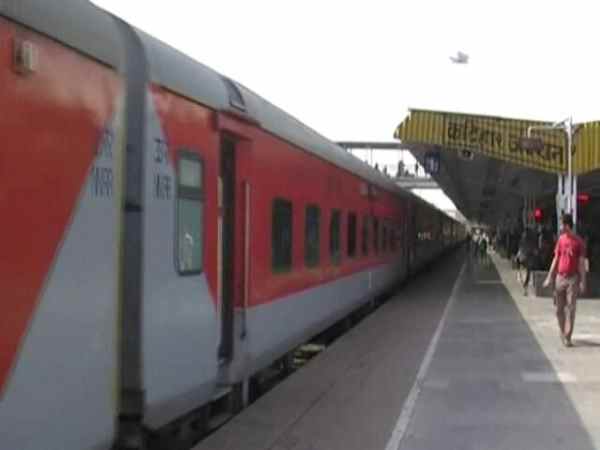 राजधानी ट्रेन में महिला को बाथरुम में बंद कर RPF ने की बदसलूकी राजधानी ट्रेन में महिला को बाथरुम में बंद कर RPF ने की बदसलूकी