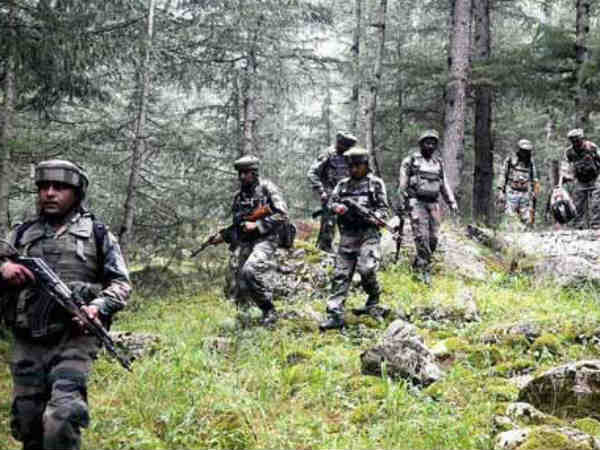 भारतीय सेना के खिलाफ पत्थर को भी हथियार में बदला