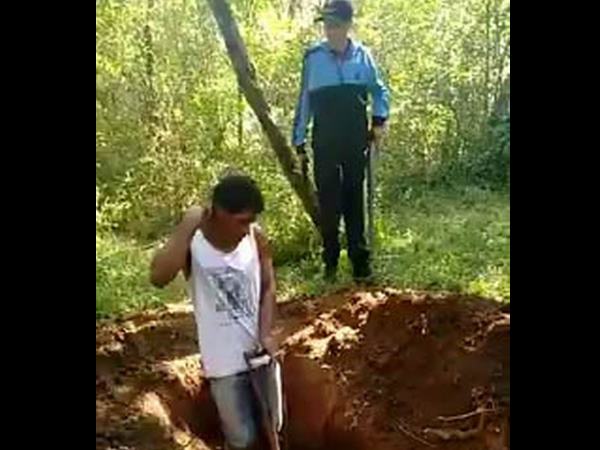 कान पर बंदूक रख खुदवाई कब्र