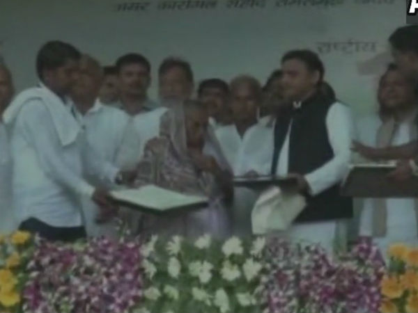 किसी और महिला को कर दिया सम्मानित