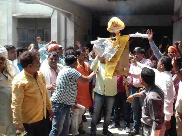 वाराणसी में पुतला जलाकर किया विरोध