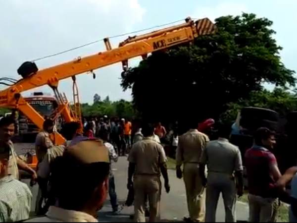 क्रेन की मदद से निकाल गए लोग
